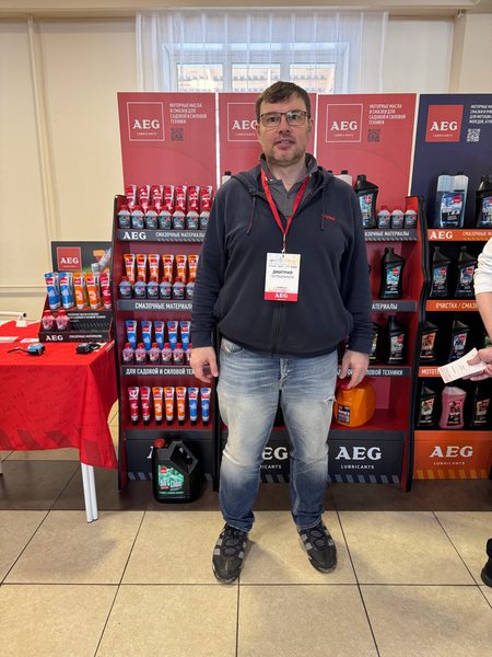 Дмитрий Поташников у стенда AEG Lubricants на конференции «Единая платформа» в Барнауле