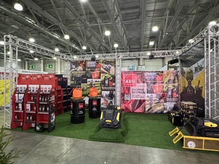 Стенд AEG Lubricants на выставке: стойки с маслами и смазками, бочки AEG «Масла и смазки», баннер «Смазочные материалы для садовой и силовой техники» — МИТЕКС 2025